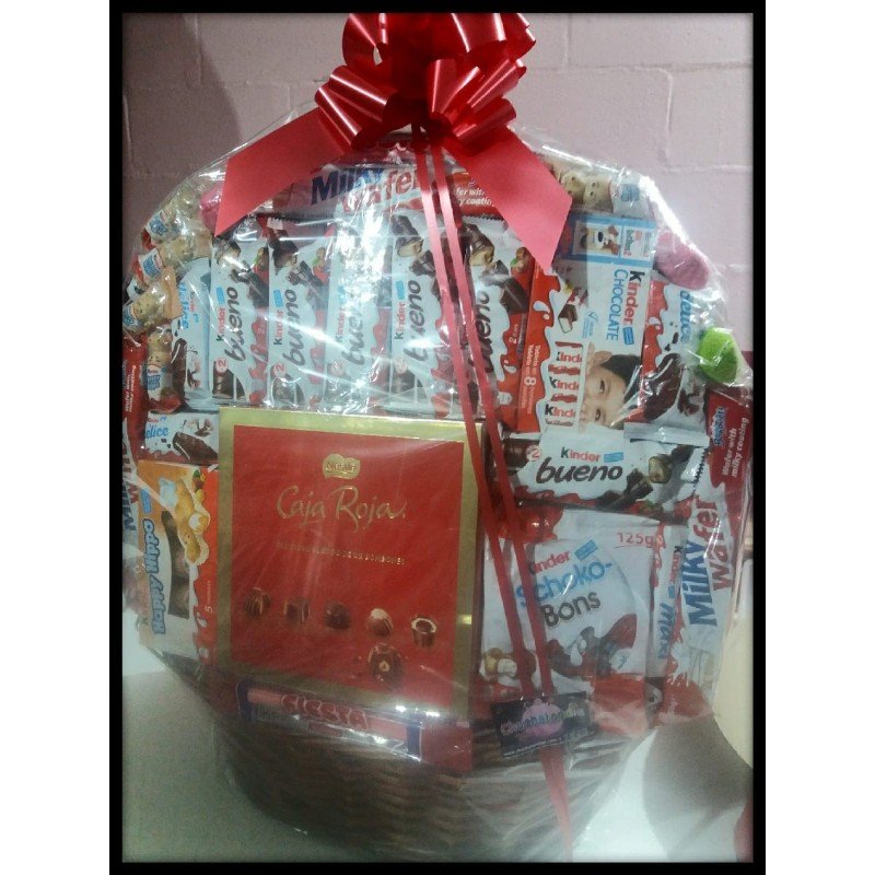 CESTA DE MIMBRE KINDER Y CAJA ROJA NESTLE. CHUCHES Y DECORACION. PRECIOS DE FABRICA. www.chuchelandiajl.com